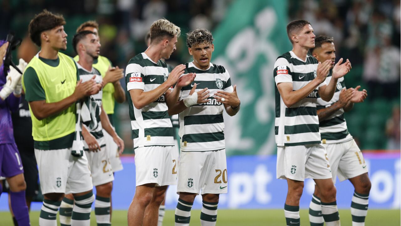 Jogadores do Sporting aplaudem os adeptos após o jogo com o V. Guimarães