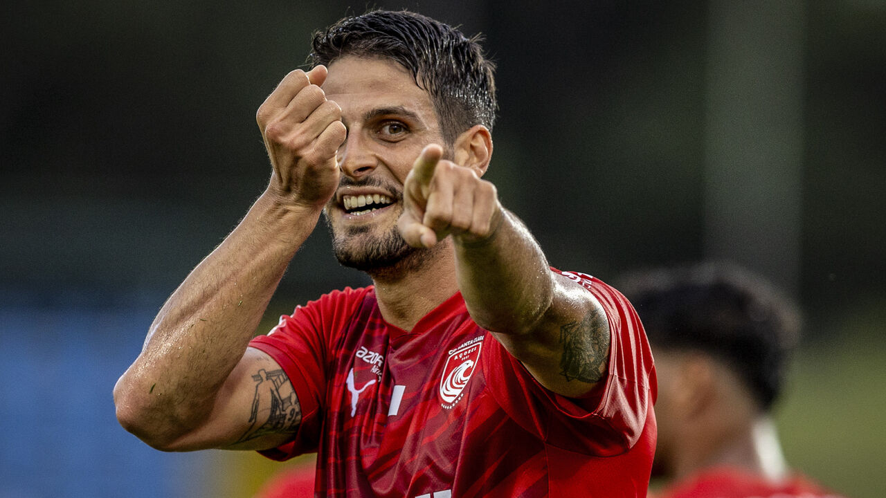Gonçalo Paciência celebra golo que deu triunfo ao Santa Clara em Viseu