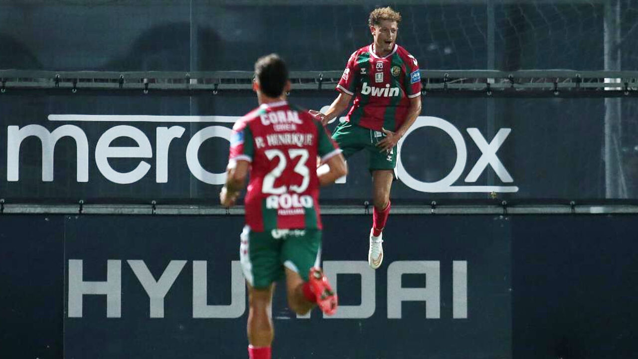 Simo Bouzaidi nos festejos após fazer o 1-1