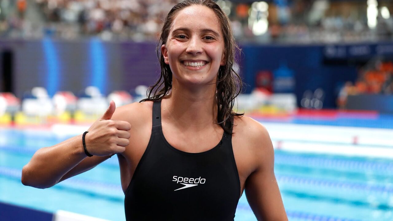 Nadadora faz sinal de positivo após prova na piscina