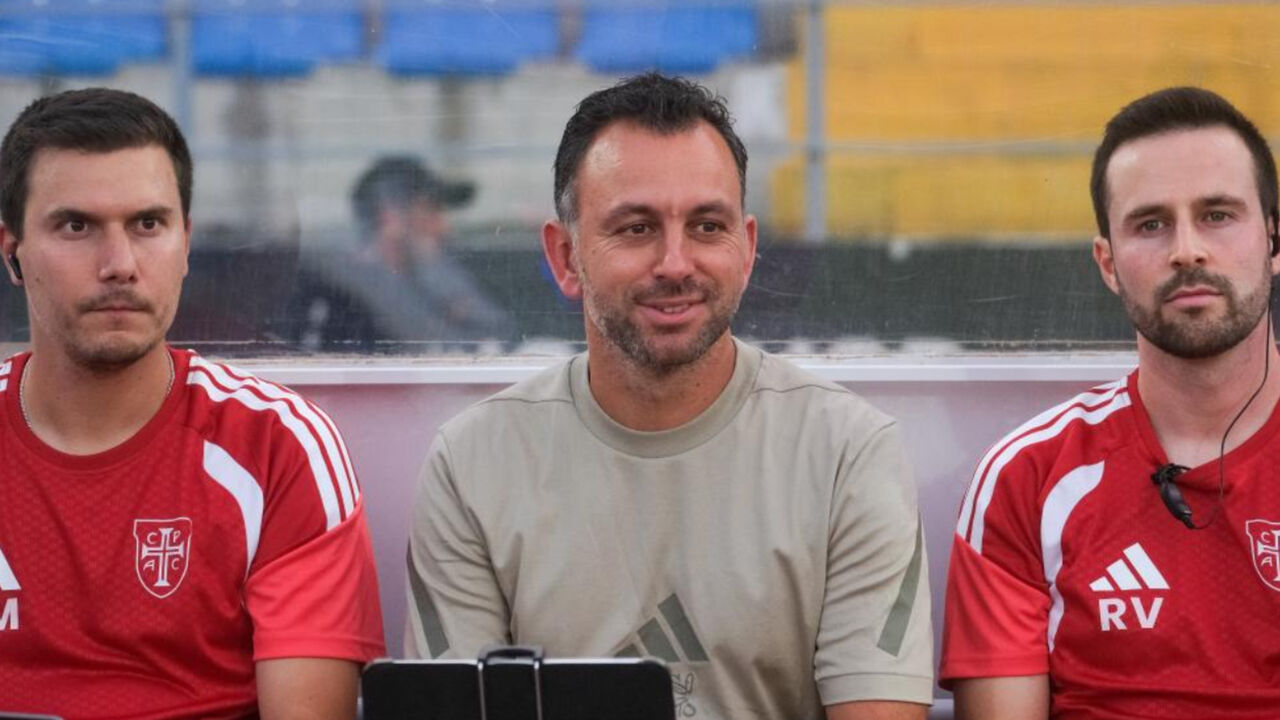 Filipe Coelho com dois dos seus adjuntos antes do Casa Pia-Benfica