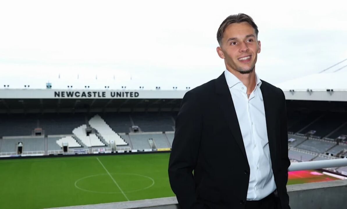 Dedic apresentado pelo Newcastle no St. James' Park