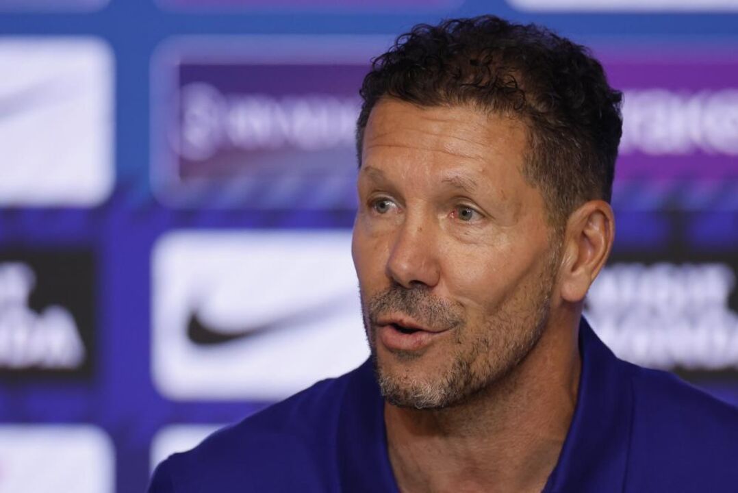 Atletico Madrid's Argentinian head coach Diego Pablo Simeone addresses a