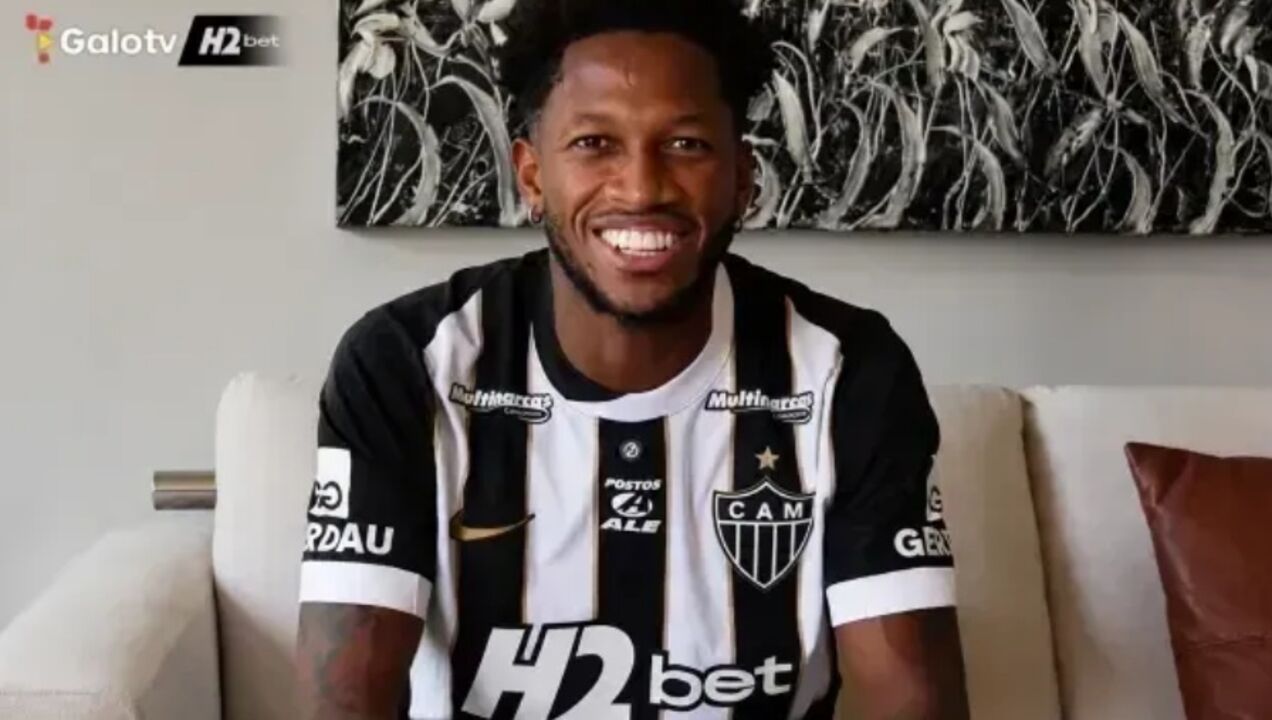 Fred com o manto do Galo
