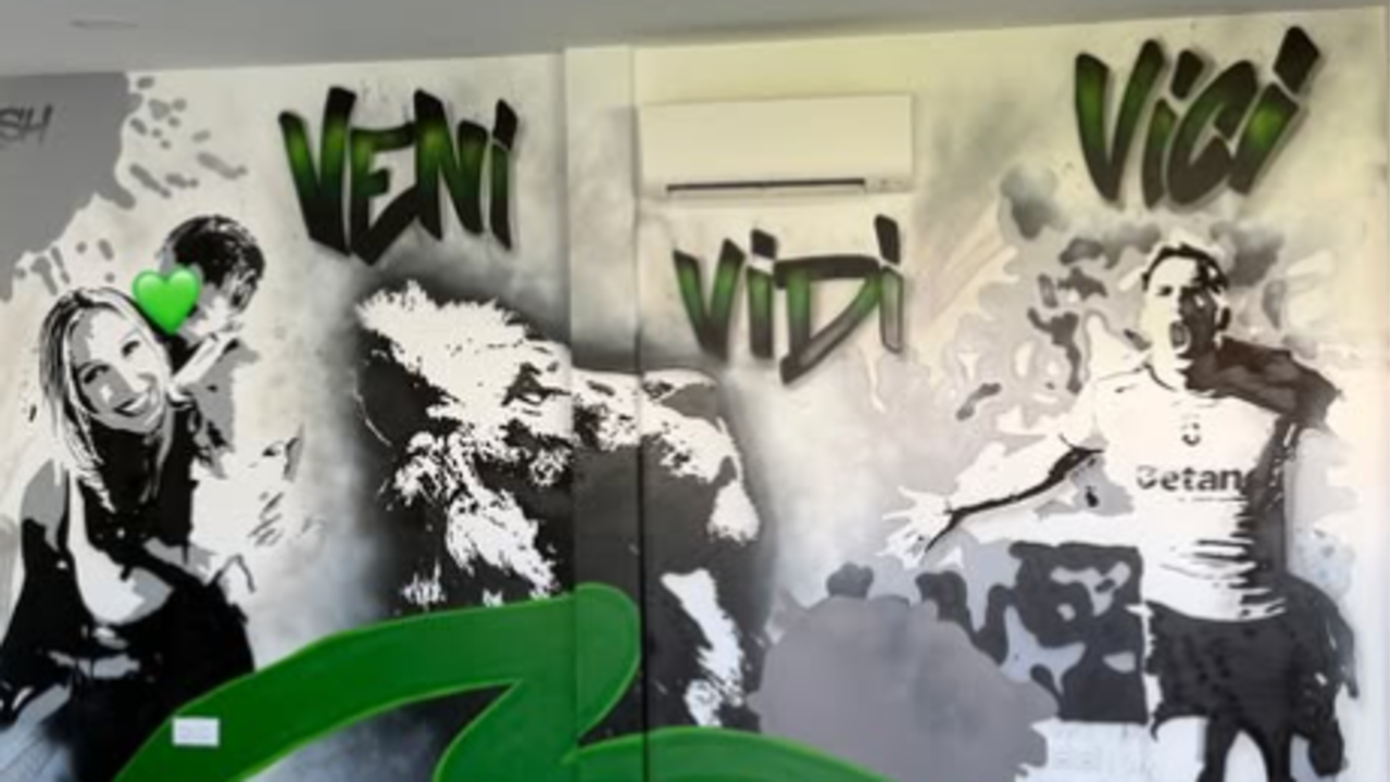Mural de Zalazar com as palavras "Veni, Vidi, Vici" e imagens do jogador