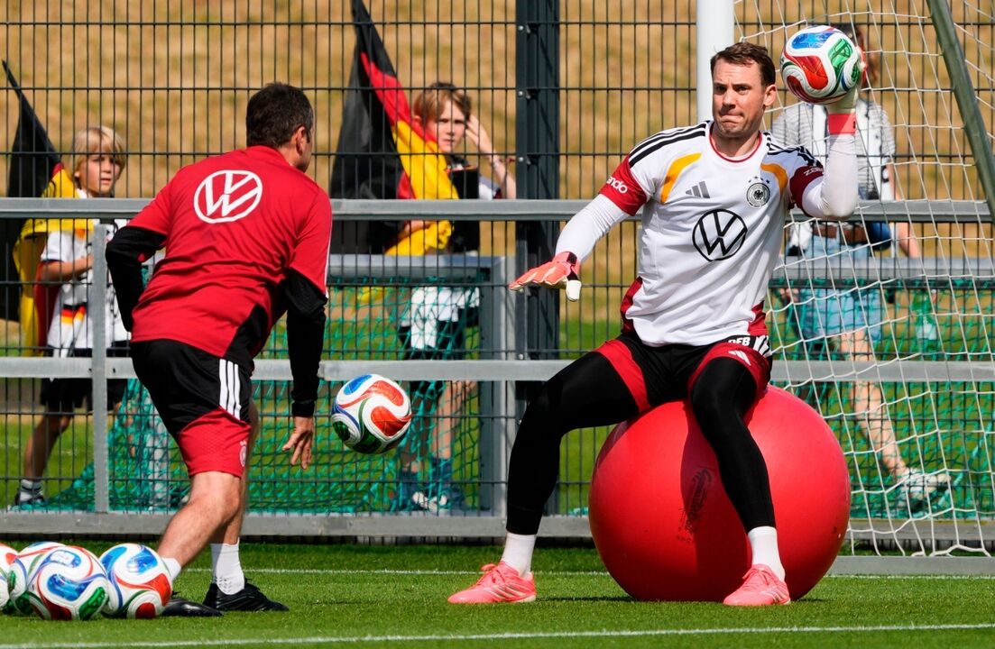 Neuer num treino da seleção alemã