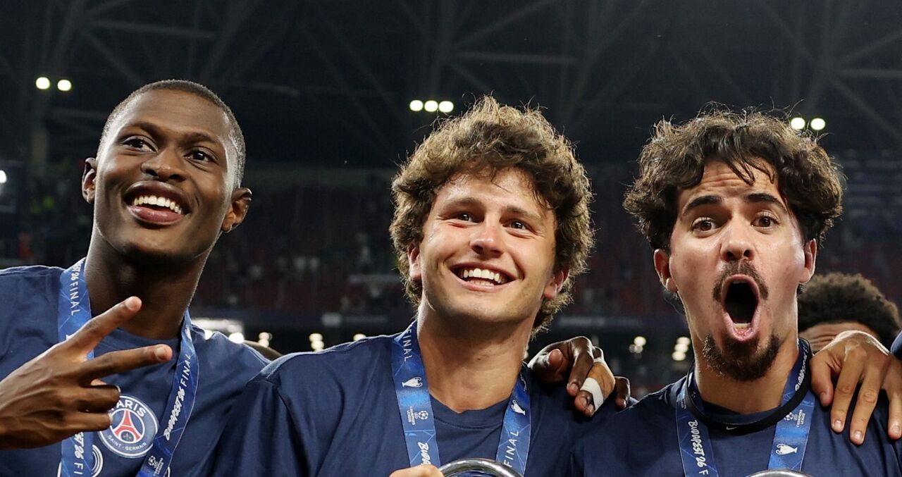 Jogadores do PSG celebram com medalhas em Budapeste
