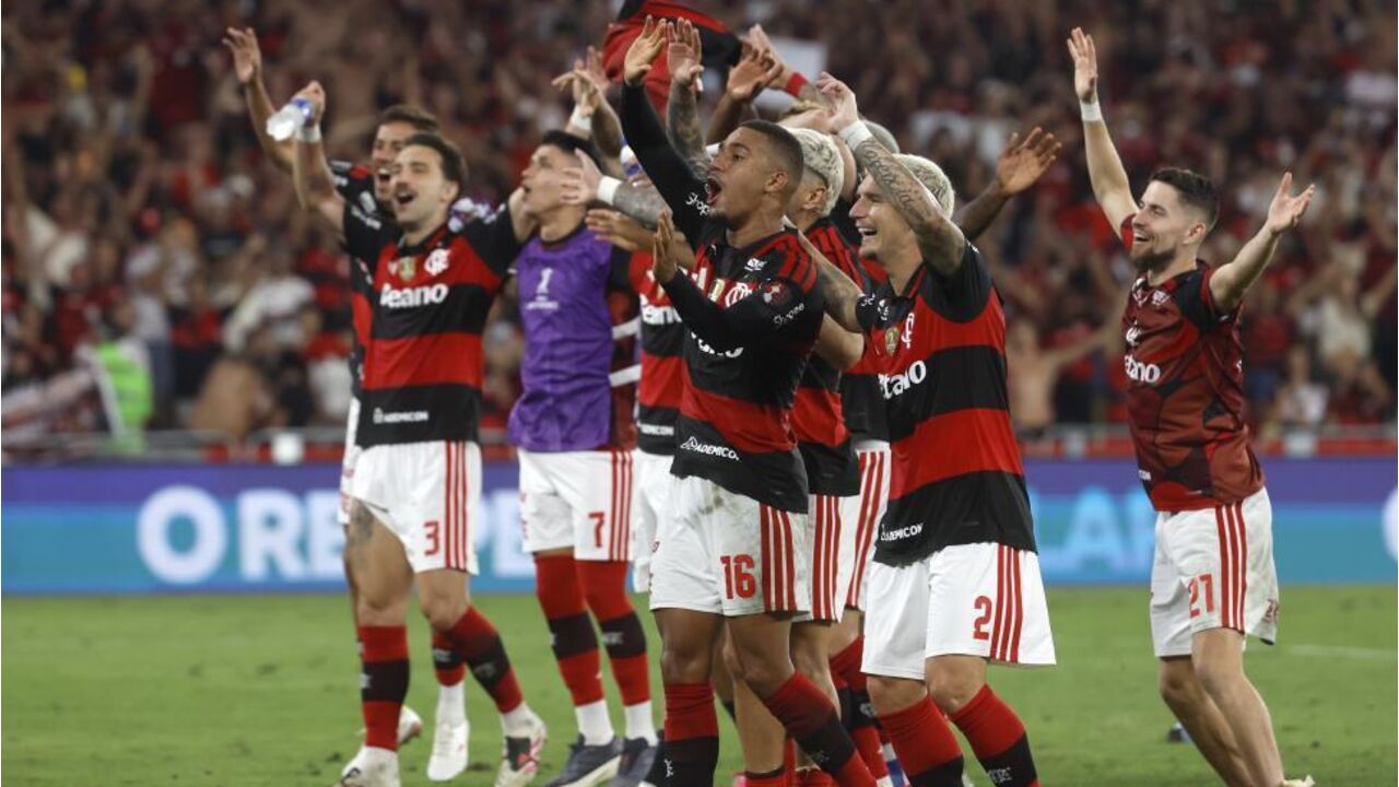 Jogadores do Flamengo festejam apuramento para os 'quartos'