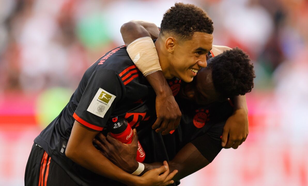 O abraço entre os amigos