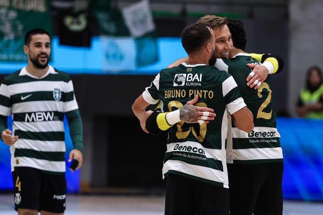 Bruno Pinto comemora com a equipa