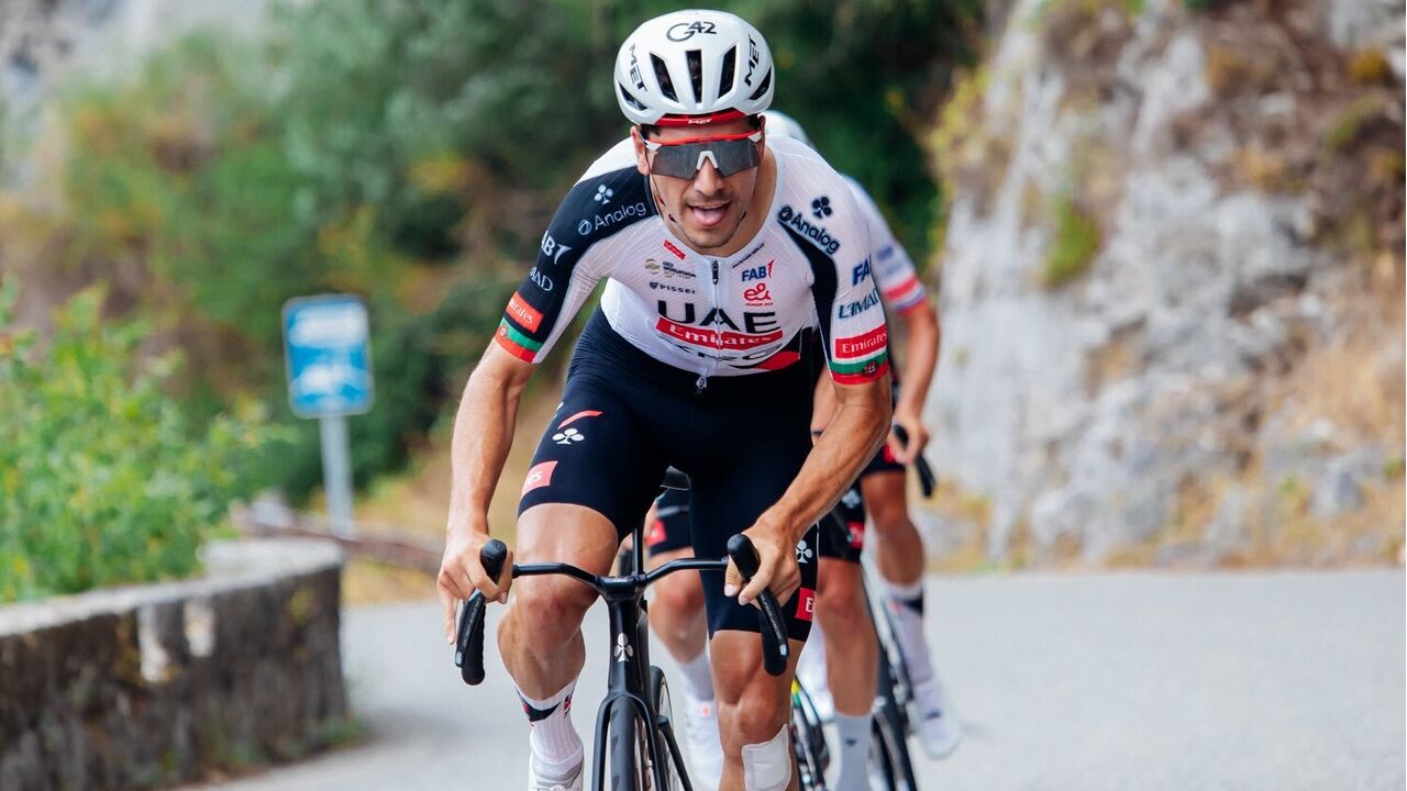 Ciclista da UAE Emirates compete numa prova de ciclismo