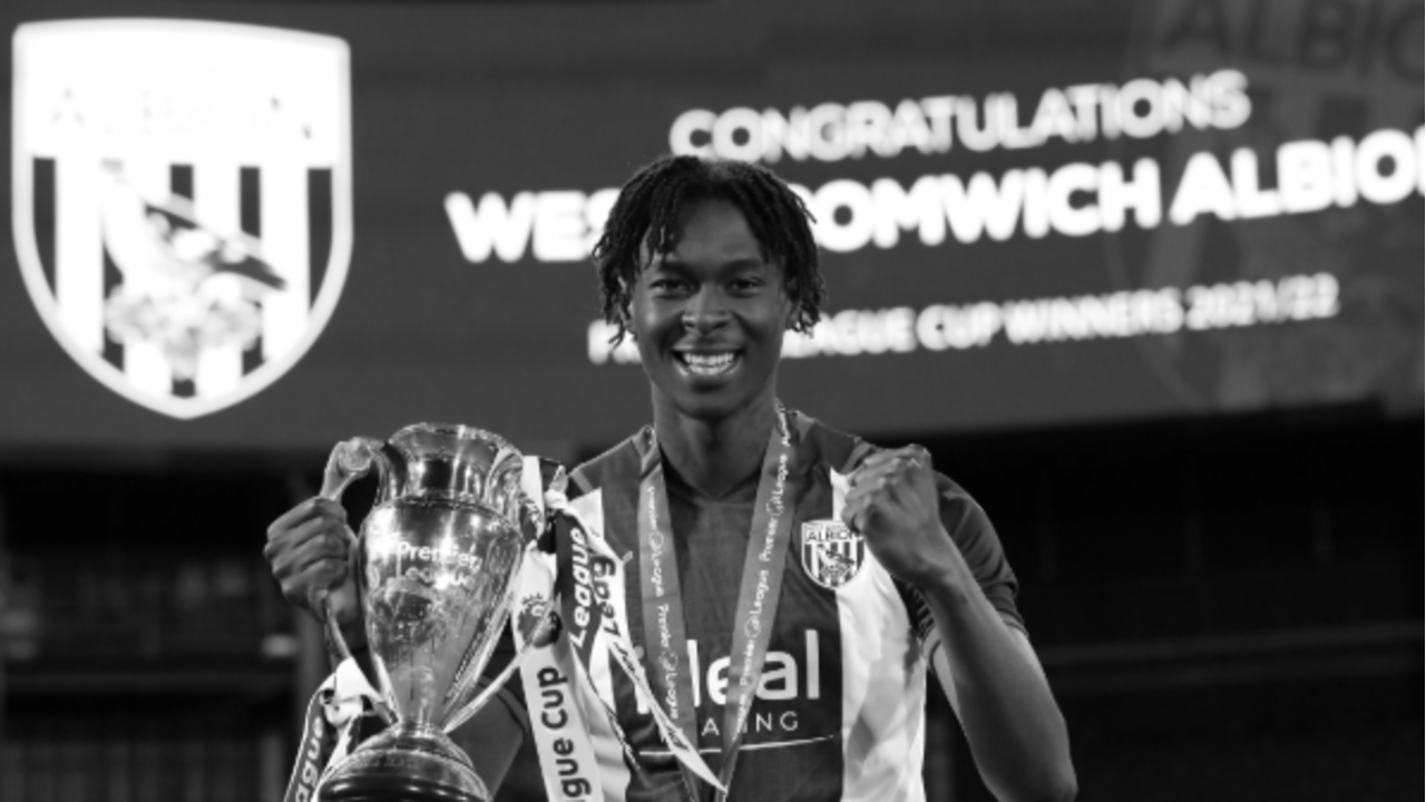 Quévin Castro celebra a vitória do West Bromwich Albion na Premier League Cup 2021/22