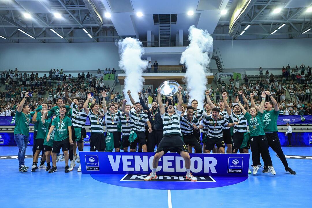 Festa dos jogadores. Campeões. Taça. Troféu