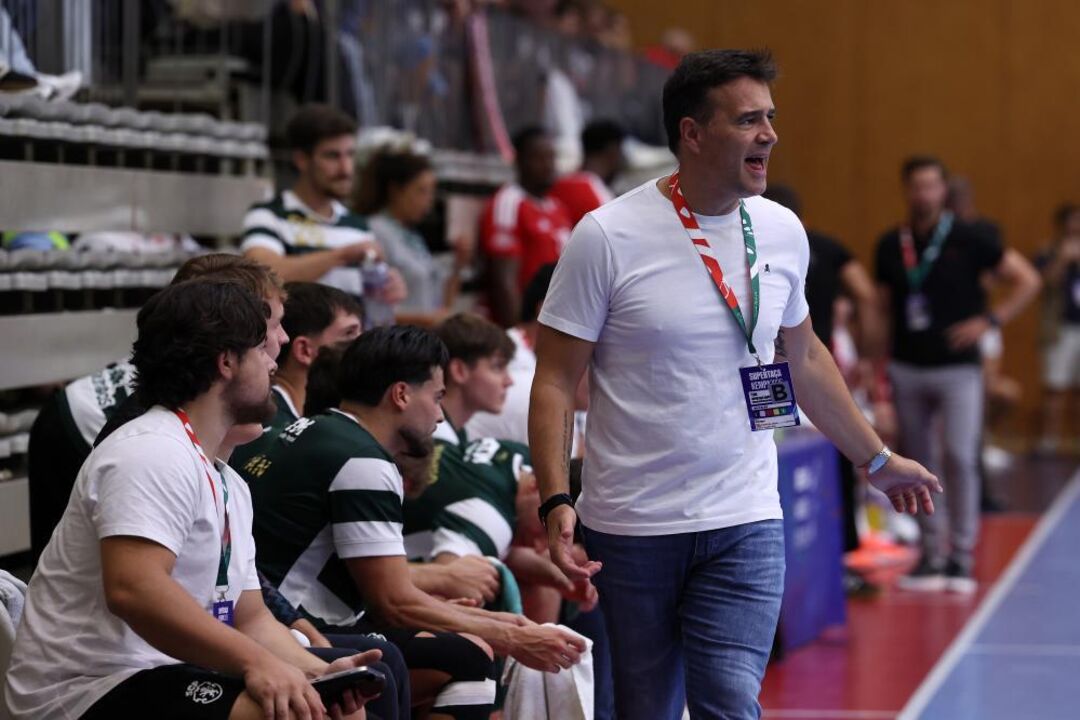 O treinador do Sporting, Ricardo Costa, reage durante o jogo