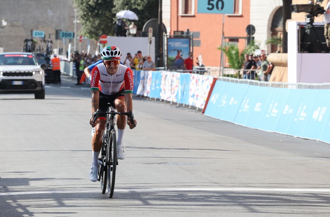 Tiago Antunes conquista medalha de prata na prova de ciclismo de estrada