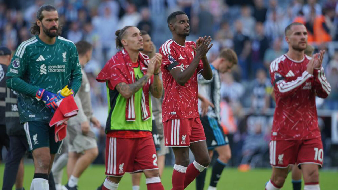 Jogadores do Liverpool reagem após o empate diante do Newcastle