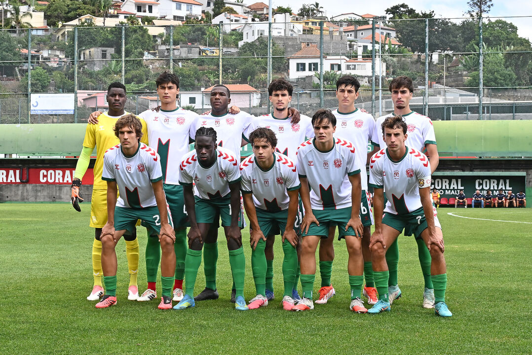 Francisco Silva e Nélio Batista (1º e 4º na fila de baixo) ganharam ritmo de jogo na equipa mais jovem