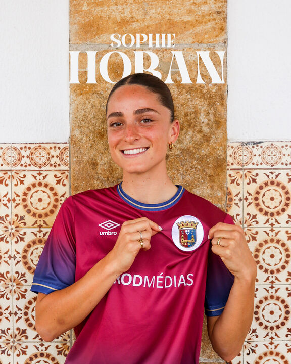 Sophie Hoban reforça Torreense, centrocampista australiana de 25 anos