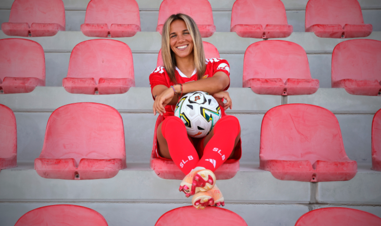 Lúcia Alves, jogadora do Benfica, sentada nas bancadas