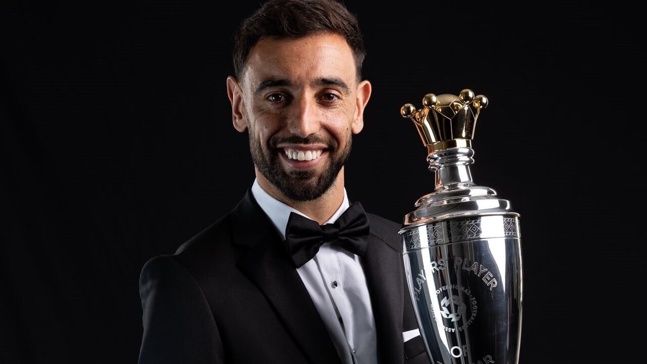Bruno Fernandes com o troféu de jogador do ano da PFA