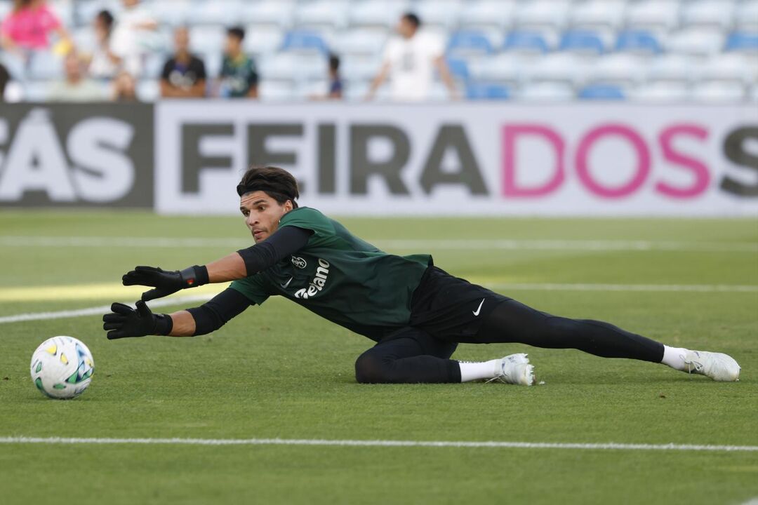 O jogador guarda-redes durante a fase de aquecimento no relvado