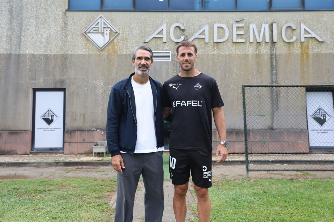 Fernando Ruiz Hierro e Ilies Fauré em frente à Académica