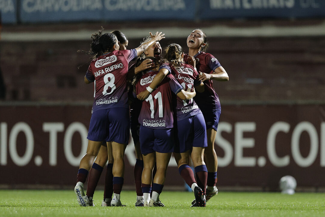 Jogadoras do Torreense celebram o sonho europeu com hat-trick de Gerda Konst