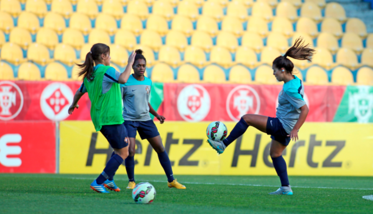 Jogadoras de futebol portuguesas em treino, com Suzane Pires em destaque