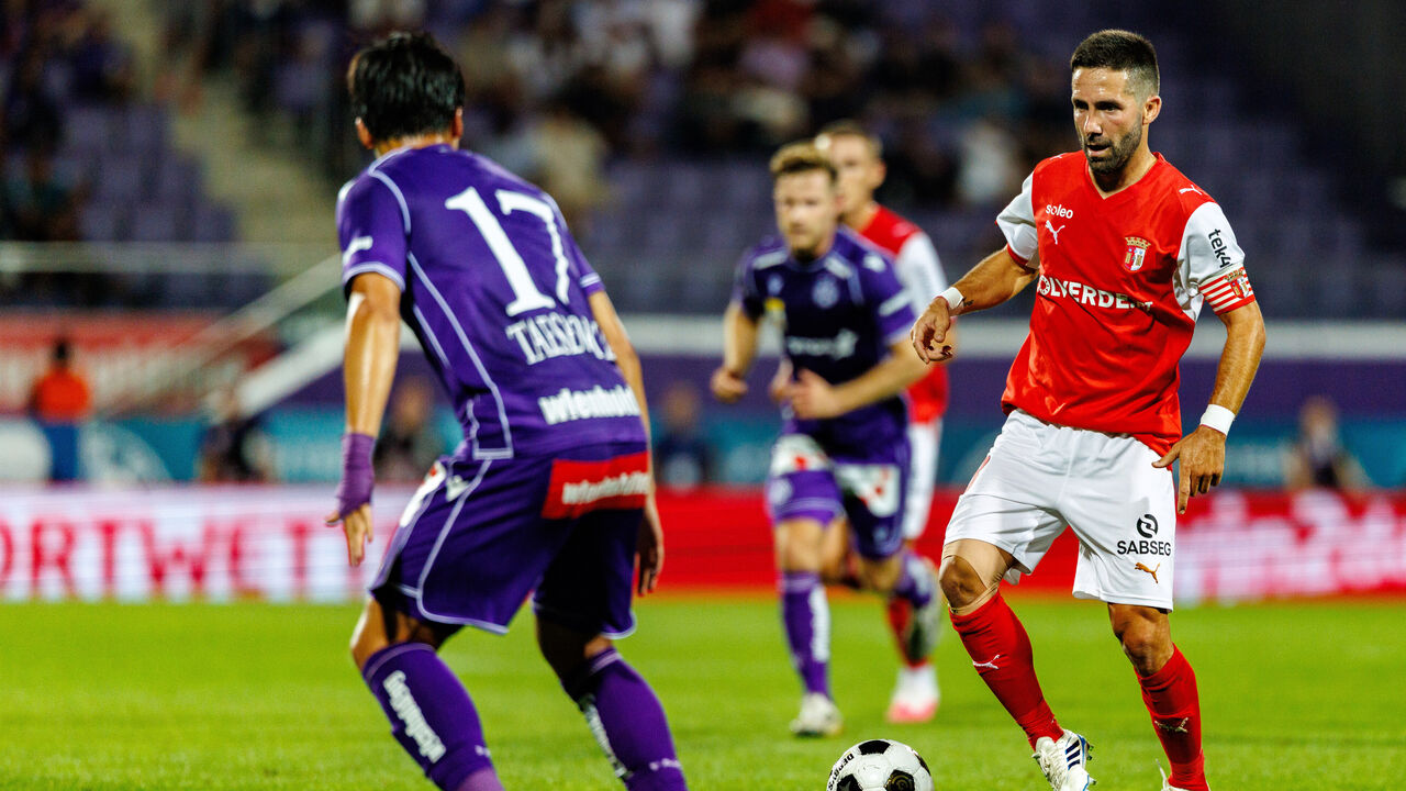 VIENNA, AUSTRIA - 27 AUGUST 2026: Image shows Lee Taeseok (Austria Wien, 17) and Moutinho João (Braga, 8) during UEFA