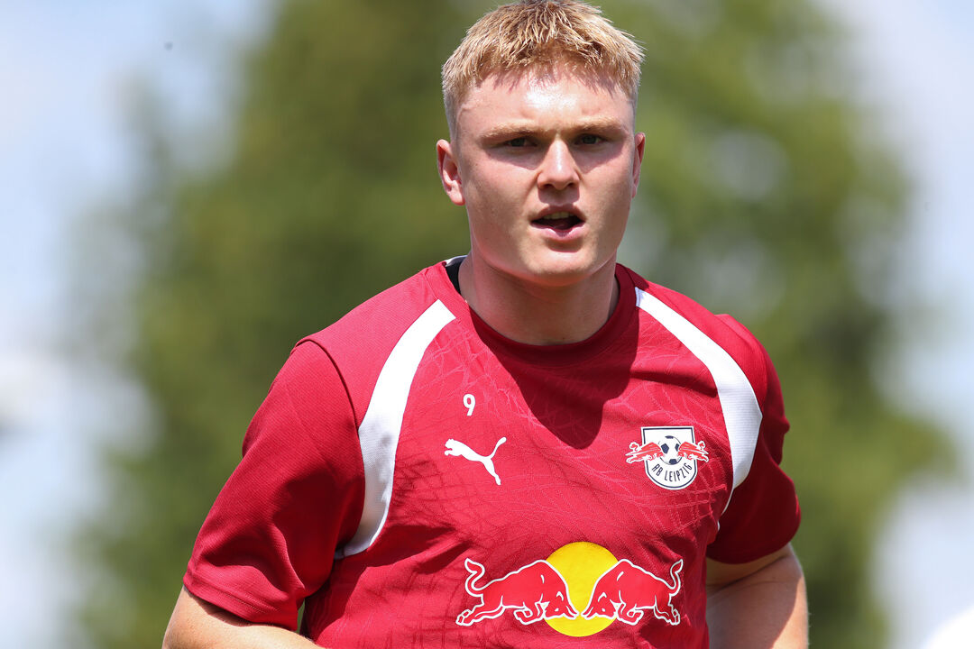 Conrad Harder (9, RB Leipzig) during warm-up, warm-up, training. Portrait. Soccer, season preparation 2026/2027, test match: RB Leipzig (Bundesliga) vs.