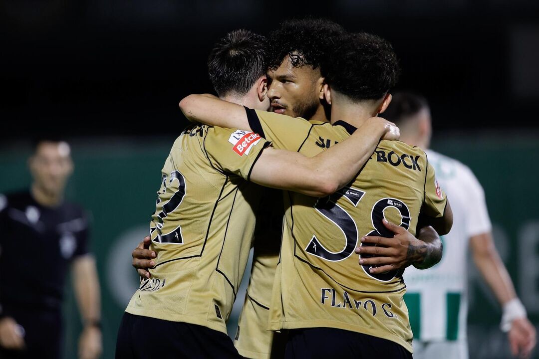 Os jogadores festejam o terceiro golo. Jogador. Festa