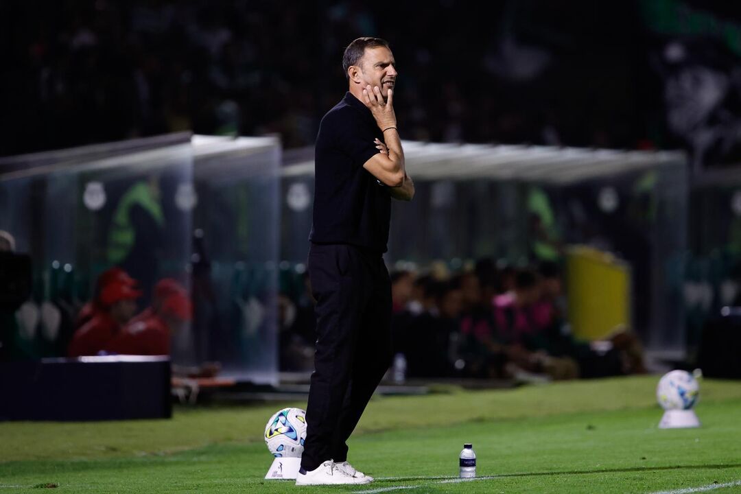 O treinador atento ao jogo