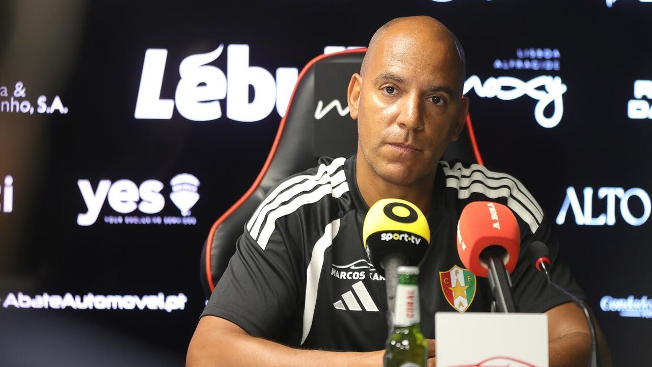 O treinador durante a conferência