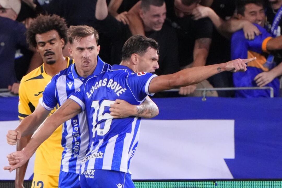Alaves' Lucas Boye (R) celebrates after scoring during a LaLiga