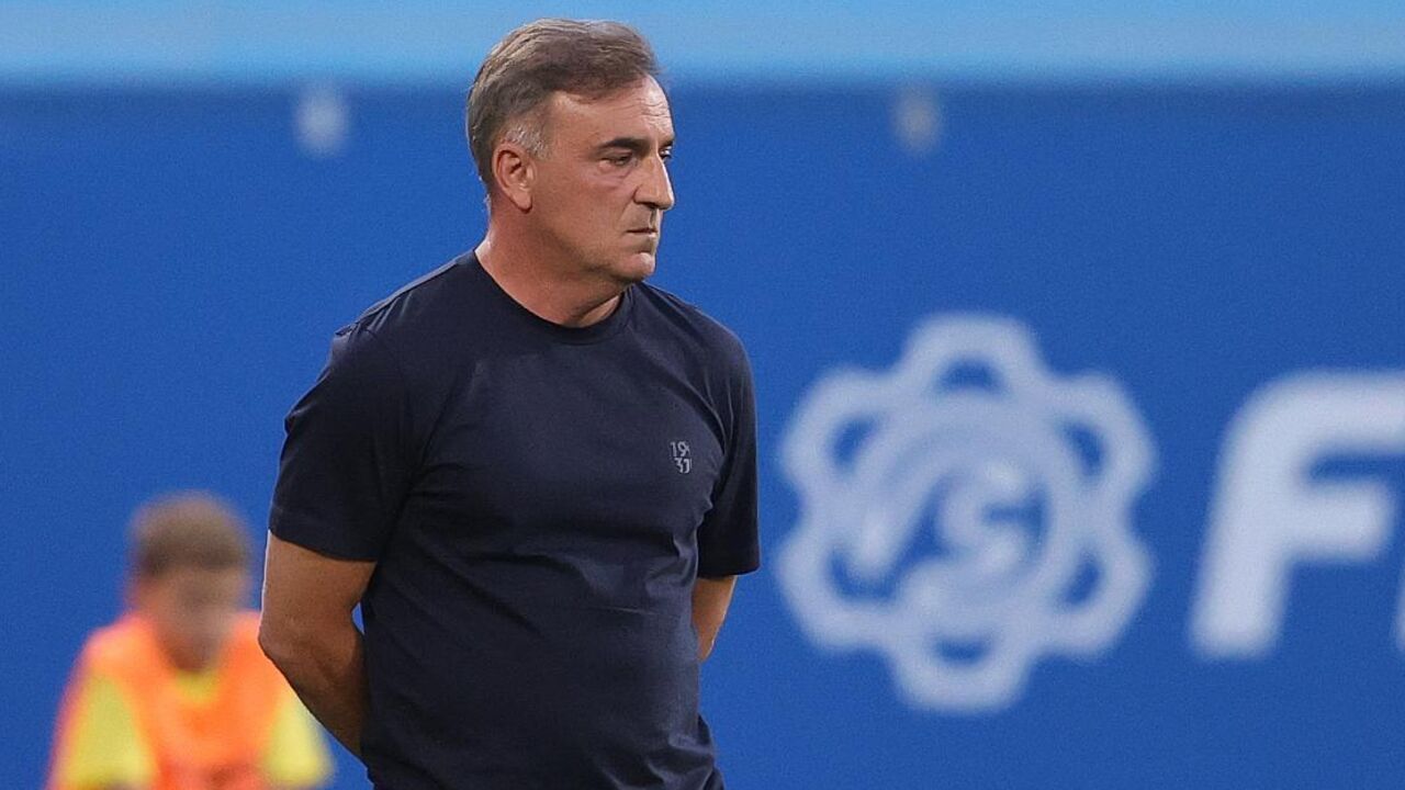 O treinador atento, a olhar para o relvado no decorrer