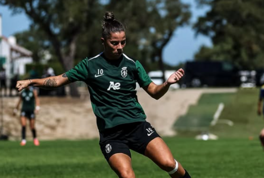 Jogadora de futebol com a camisola 10 do Sporting CP