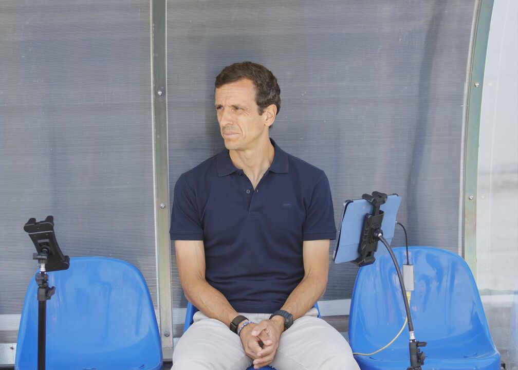 Treinador no banco de suplentes da sua equipa, no decorrer