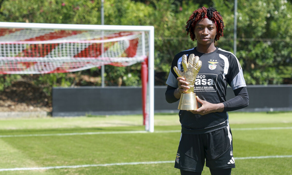 Michaely Bihina com a luva de ouro da CAN feminina