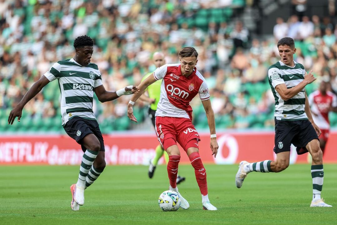 Doumbia mais perto de Altimira para ajudar na manobra defensiva