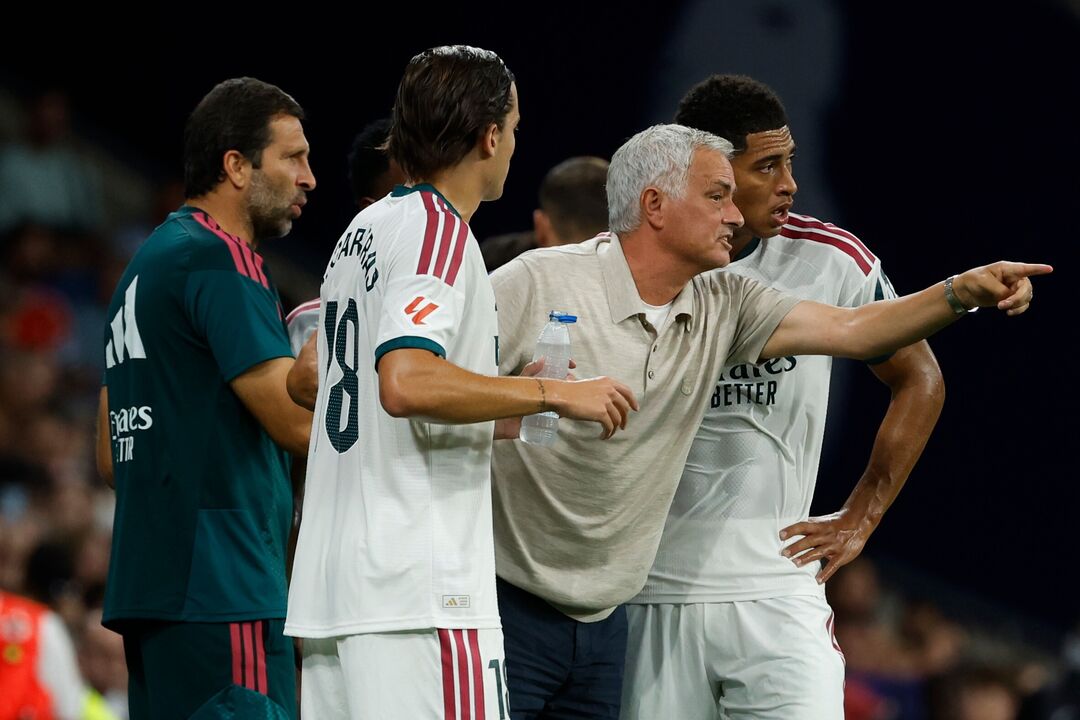 Real Madrid's head coach Jose Mourinho talks with his player Real Madrid's Jude Bellingham during a Spanish La Liga soccer