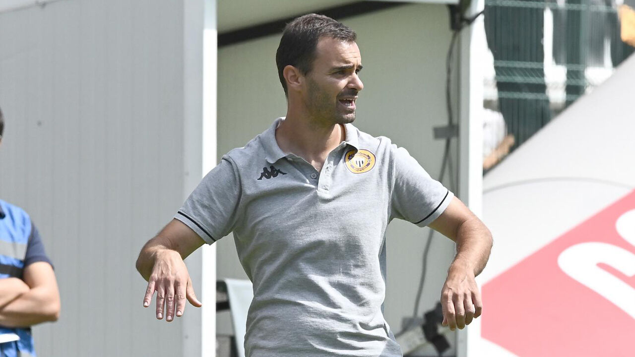 João Gião observa o Nacional-E. Amadora no banco de suplentes