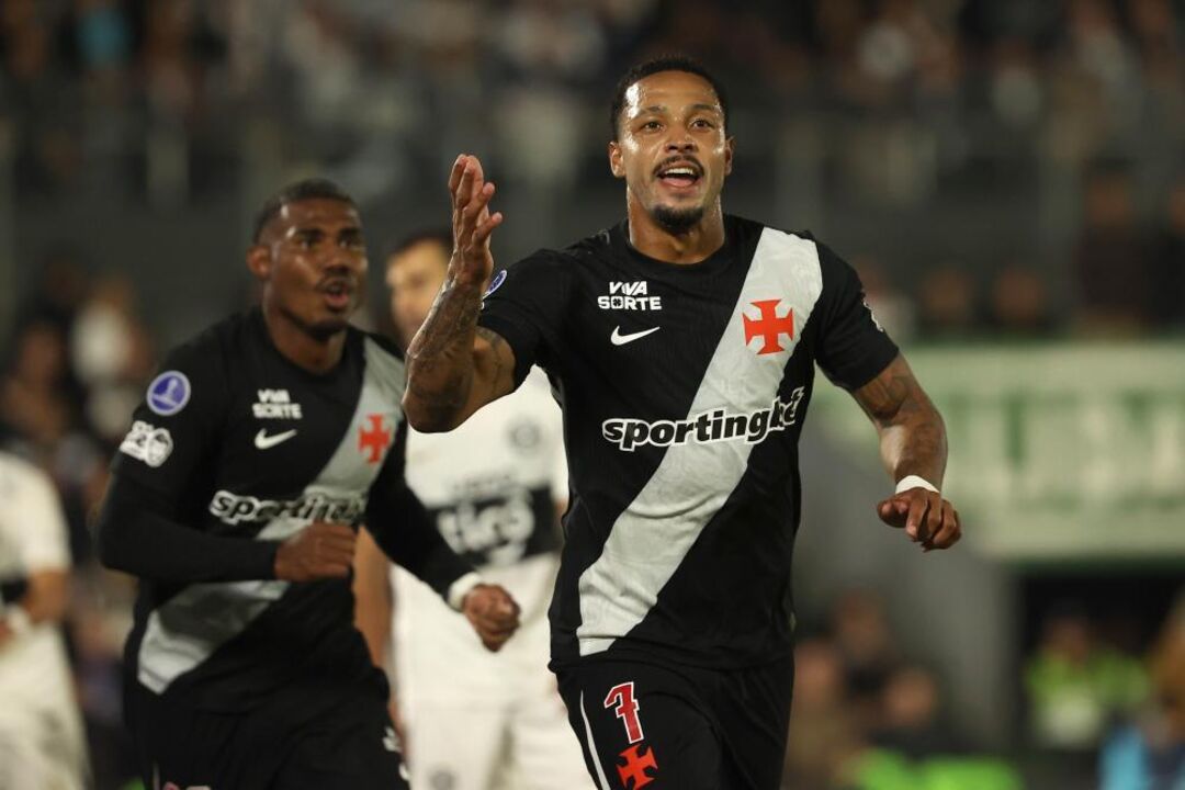 David Correa da Fonseca (R) of Vasco da Gama celebrates