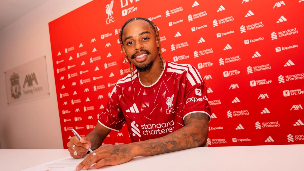 Bradley Barcola assina pelo Liverpool