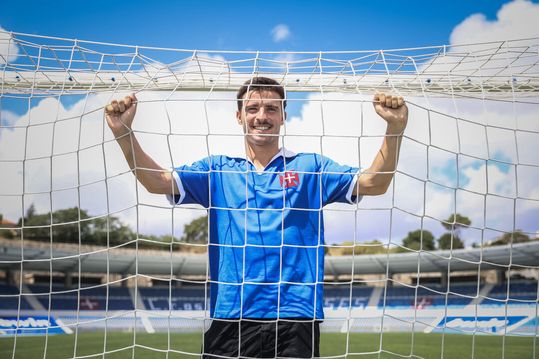 Diogo Leitão, jogador do Belenenses, festeja um golo com pose de Homem-Aranha