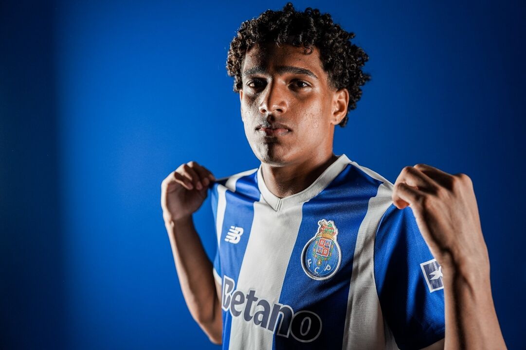 Souza apresentado no FC Porto