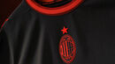 AC Milan apresenta nova camisola com borda vermelha