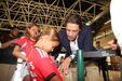 Rui Costa dá autógrafo a jovem adepto