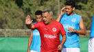 Fábio Pereira dá instruções no treino da U. Leiria