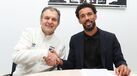 Vozinha assina pelo Colo Colo ao lado do presidente Aníbal Mosa