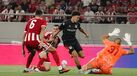 Lance disputado na área dos gregos no Olympiacos-NEC Nijmegen